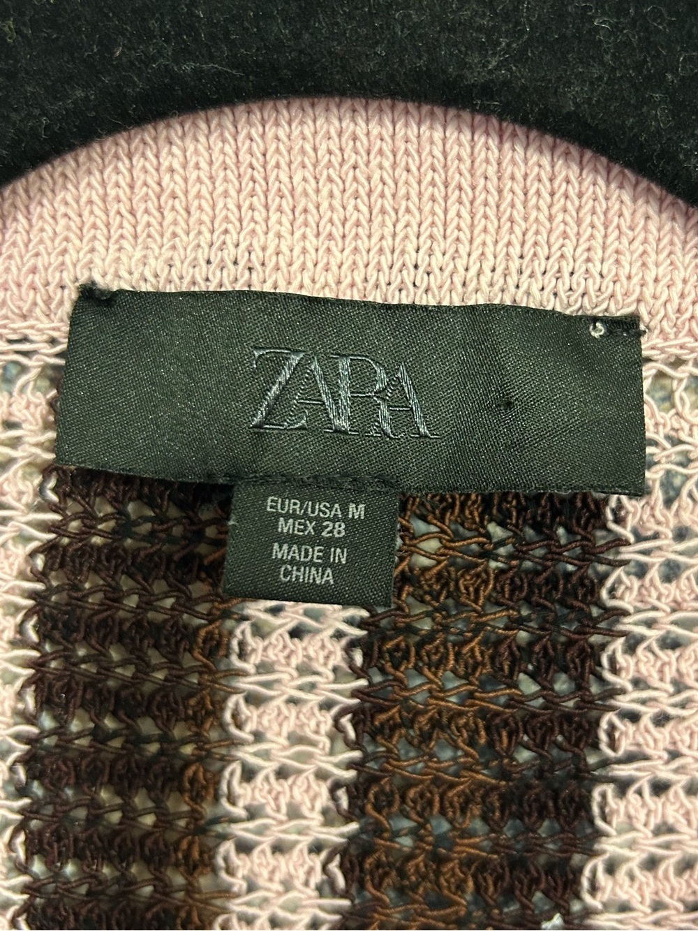 Zara polo shirt features a textured knit design and a button-up collar. - Picture 8 of 8